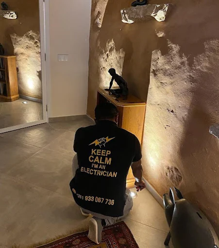 Eletricista a trabalhar