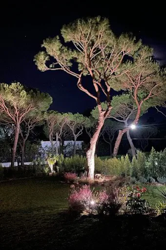 Iluminação exterior em jardim